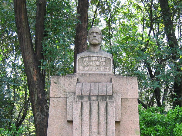 Valladolid - Monumento a Nunez de Arce de Emiliano Barral 1932- Campo Grande 002 - 2006