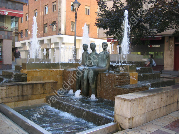 Valladolid - Fuente de las Sirenas de Concha Gay 1996 - Plaza Marti y Monso 005 - 2008