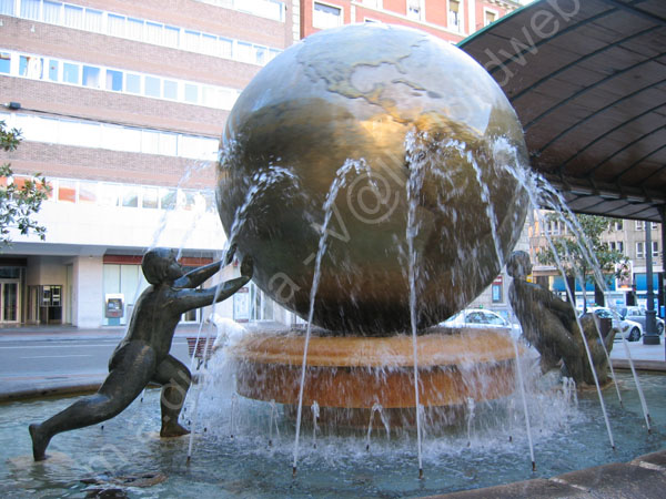 Valladolid - La bola del mundo de Ana Jimenez 1996 - Plaza de Espana 111 - 2008